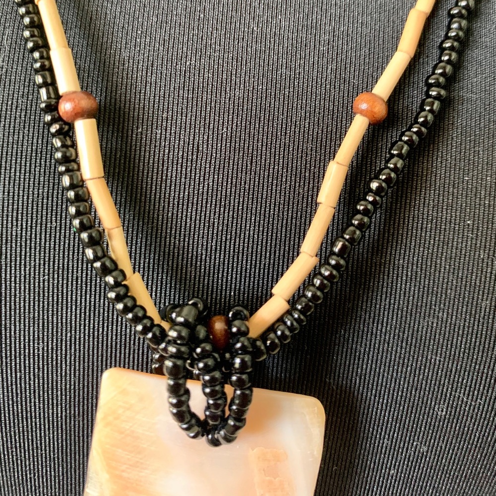 Shell pendant necklace - Picture 6 of 10